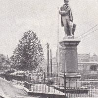 Postcard, with a photo of Sturt Street, in Ballarat (Victoria), showing a statue of Robert Burns (1906)