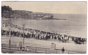Postcard, with a photo of Coogee Beach (NSW), featuring some pedestrians, horse-drawn cabs, and swimmers