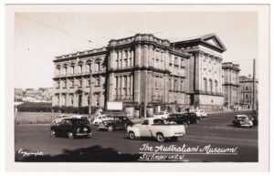 Postcard, with a photograph of the Australian Museum in Sydney (NSW).
